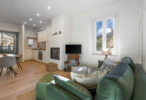 Il Nespolo Charming Apartment Fonterutoli - Siena,: Tafel, Meubilair, Fotolijst, Bankstel, Eigendom, Interieur Ontwerp, Gebouw, Hout, Comfort, Verlichting