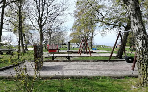 Helmi - 1Km from the Sea: Hout, Openbare Ruimte, Openluchtbank, Park, Bank, Gazon, Tuin, Schaduw, Werf, Landscaping
