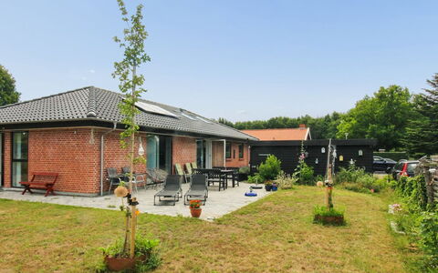 Helmi - 1Km from the Sea: Gras, Dak, Huis, Woongebied, Struik, Huis, Verblijf, Tuin, Gazon, Landgoed
