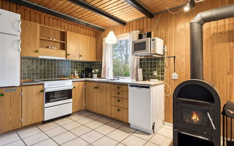 Calla - 250M from the Sea: Keuken, Hout, Interieur Ontwerp, Plafond, Countertop, Flooring, Toestel Van De Keuken, Major Appliance, Verdieping, Meubilair