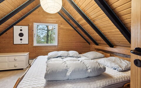Calla - 250M from the Sea: Meubilair, Hout, Interieur Ontwerp, Slaapkamer, Plafond, Verdieping, Flooring, Bed, Zolder, Verlichting