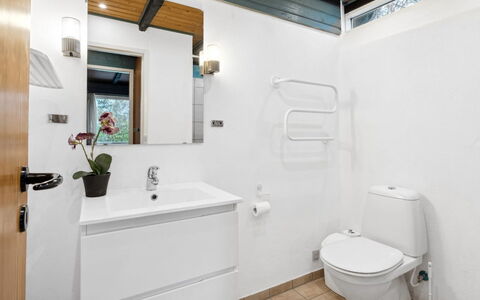 Calla - 250M from the Sea: Loodgieterswerkinrichting, Badkamer, Wastafel, Wastafel In De Badkamer, Interieur Ontwerp, Flooring, Kraan, Badkamerkast, Verdieping, Toilet