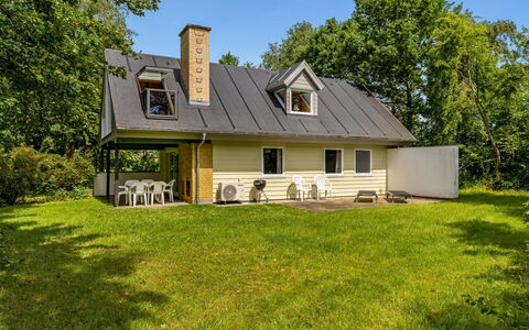 Calla - 250M from the Sea: Boom, Gras, Gebouw, Huis, Hout, Huis, Dak, Verblijf, Struik