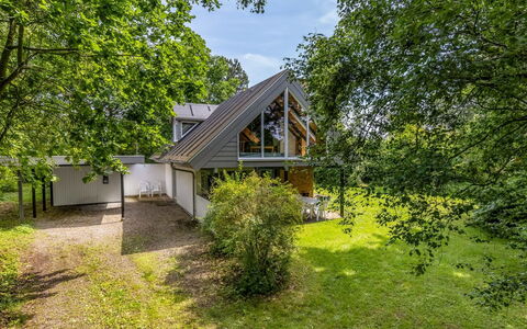 Calla - 250M from the Sea: Struik, Dak, Huis, Verblijf, Tuin, Landgoed, Schaduw, Boerderij, Siding, Landscaping