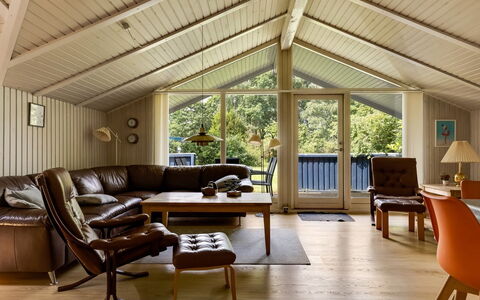 Alrun - 150M from the Sea: Meubilair, Interieur Ontwerp, Hout, Plafond, Bankstel, Flooring, Woonkamer, Verdieping, Verlichting, Houten Vloer