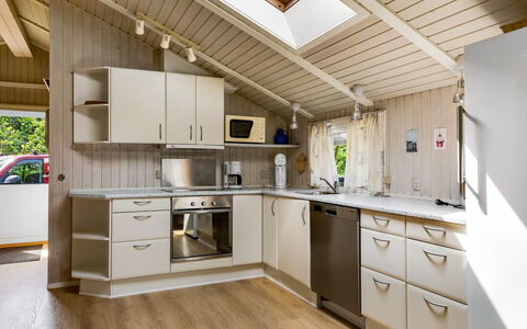Alrun - 150M from the Sea: Hout, Keuken, Interieur Ontwerp, Plafond, Countertop, Major Appliance, Cabinetry, Meubilair, Flooring, Toestel Van De Keuken