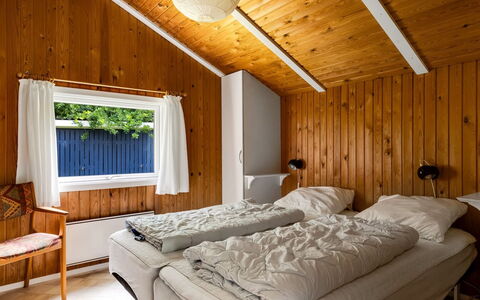 Alrun - 150M from the Sea: Hout, Interieur Ontwerp, Slaapkamer, Plafond, Huis, Huis, Bed, Meubilair, Verdieping, Laken