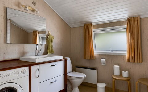 Alrun - 150M from the Sea: Loodgieterswerkinrichting, Muur, Wastafel, Flooring, Hout, Interieur Ontwerp, Verdieping, Wastafel In De Badkamer, Badkamer, Kraan