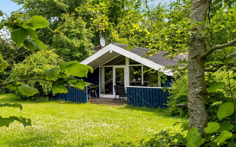 Alrun - 150M from the Sea: Struik, Verblijf, Huis, Huis, Groundcover, Tuin, Schaduw, Garden Gebouwen, Landgoed, Gazon