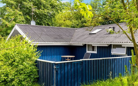 Alrun - 150M from the Sea: Blauw, Hout, Dak, Huis, Huis, Verblijf, Siding, Schaduw, Backyard, Tuin