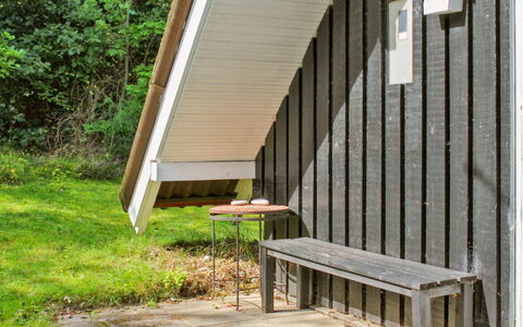 Keimo - 1.3Km from the Sea: Meubilair, Interieur Ontwerp, Flooring, Hout, Verdieping, Plafond, Houten Vloer, Stoel, Tafel, Verlichting