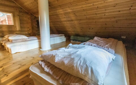 Kuukkelin Tupa 1: Slaapkamer, Verdieping, Flooring, Hout, Bed, Plafond, Interieur Ontwerp, Laken, Meubilair, Bedding