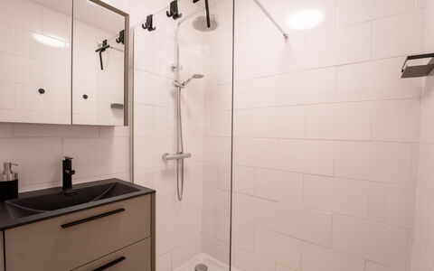 Amuzee with Parking & Lateral Sea View: Cabinetry, Douchekop, Gebouw, Douche, Loodgieterswerkinrichting, Badkamer, Badkamerkast, Wastafel, Verdieping