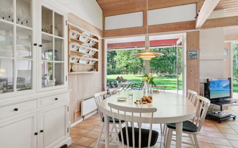 Judyta - 250M to the Fjord: Meubilair, Interieur Ontwerp, Flooring, Hout, Verdieping, Plafond, Houten Vloer, Stoel, Tafel, Verlichting