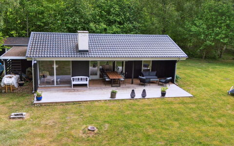 Judyta - 250M to the Fjord: Meubilair, Interieur Ontwerp, Flooring, Hout, Verdieping, Plafond, Houten Vloer, Stoel, Tafel, Verlichting