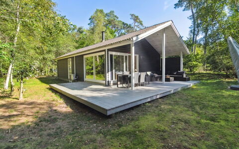 Eftim - 600M from the Sea: Meubilair, Interieur Ontwerp, Flooring, Hout, Verdieping, Plafond, Houten Vloer, Stoel, Tafel, Verlichting
