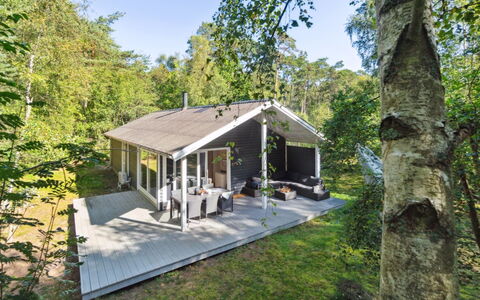 Eftim - 600M from the Sea: Meubilair, Interieur Ontwerp, Flooring, Hout, Verdieping, Plafond, Houten Vloer, Stoel, Tafel, Verlichting