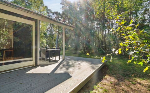 Eftim - 600M from the Sea: Meubilair, Interieur Ontwerp, Flooring, Hout, Verdieping, Plafond, Houten Vloer, Stoel, Tafel, Verlichting