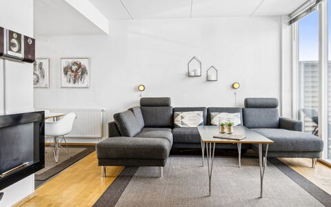 Kimi - 100M from the Sea: Gebouw, Huis, Venster, Huis, Dak, Woongebied, Struik, Verblijf, Land Lot