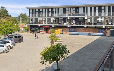Kimi - 100M from the Sea: Gebouw, Huis, Venster, Huis, Dak, Woongebied, Struik, Verblijf, Land Lot
