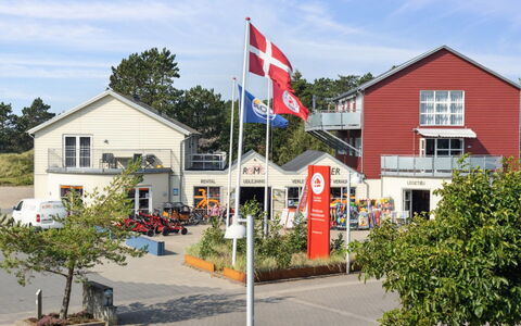 Kimi - 100M from the Sea: Gebouw, Huis, Venster, Huis, Dak, Woongebied, Struik, Verblijf, Land Lot