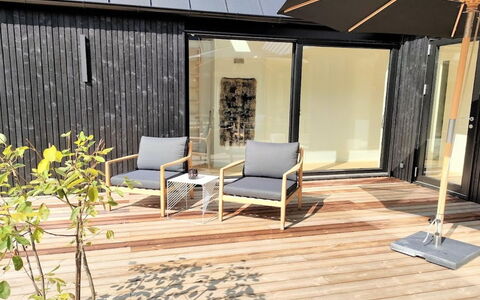 Bernadeta - 275M from the Sea: Meubilair, Interieur Ontwerp, Stoel, Flooring, Tafel, Toevlucht, Verdieping, Plafond, Kamer, Eco Hotel