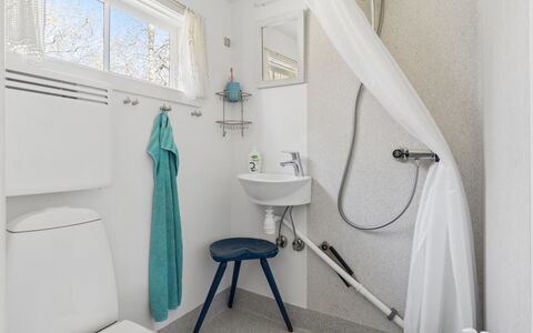 Lucie - 50M from the Sea: Loodgieterswerkinrichting, Interieur Ontwerp, Badkamer, Flooring, Verdieping, Toilet, Wastafel, Loodgieter, Kraan, Plafond