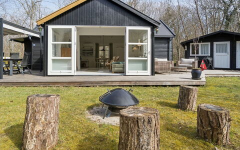 Lucie - 50M from the Sea: Gebouw, Huis, Venster, Huis, Dak, Woongebied, Struik, Verblijf, Land Lot