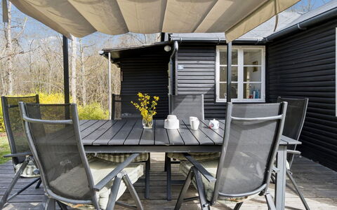 Lucie - 50M from the Sea: Gebouw, Huis, Venster, Huis, Dak, Woongebied, Struik, Verblijf, Land Lot