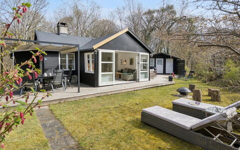 Lucie - 50M from the Sea: Gebouw, Huis, Venster, Huis, Dak, Woongebied, Struik, Verblijf, Land Lot