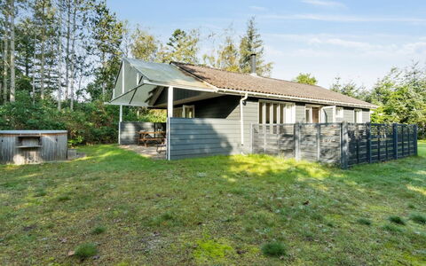 Arwin - 200M from the Sea: Dak, Huis, Land Lot, Huis, Verblijf, Landgoed, Garden Gebouwen, Schaduw, Blokhut, Landscaping