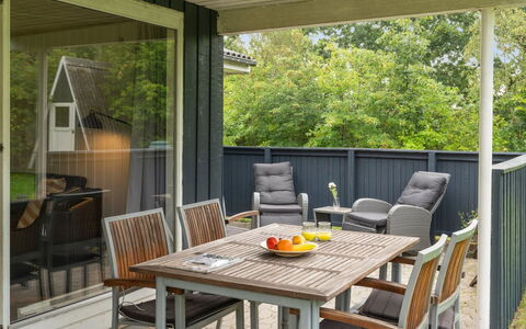 Sunaj: Dak, Huis, Deur, Verblijf, Schaduw, Siding, Werf, Landgoed, Backyard