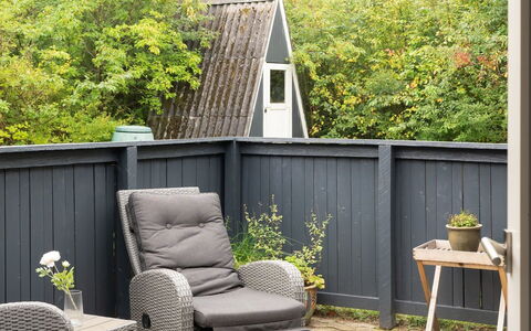 Sunaj: Dak, Huis, Deur, Verblijf, Schaduw, Siding, Werf, Landgoed, Backyard