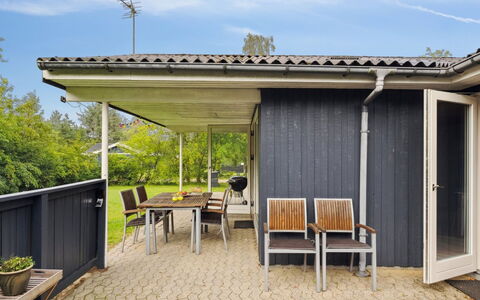 Sunaj: Dak, Huis, Deur, Verblijf, Schaduw, Siding, Werf, Landgoed, Backyard