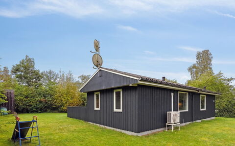 Sunaj: Dak, Huis, Deur, Verblijf, Schaduw, Siding, Werf, Landgoed, Backyard