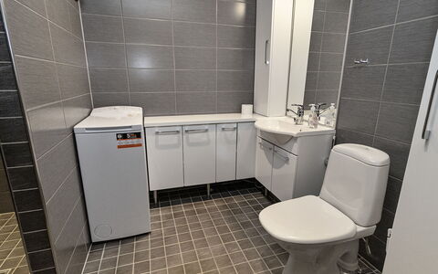 Agenttimajat 2: Flooring, Verdieping, Loodgieterswerkinrichting, Interieur Ontwerp, Wastafel, Toilet, Tegel, Badkamer, Loodgieter, Wc Bril