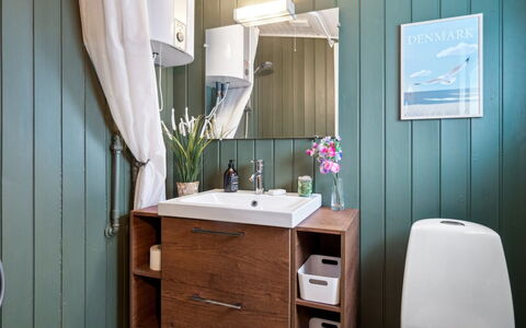 Leif - 400M from the Sea: Wastafel In De Badkamer, Badkamer, Loodgieterswerkinrichting, Badkamerkast, Hout, Interieur Ontwerp, Flooring, Wastafel, Verdieping, Kraan