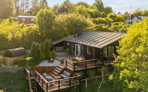 Leif - 400M from the Sea: Hout, Struik, Huis, Verblijf, Veranda, Hardwood, Tuin, Trap, Plank, Dek
