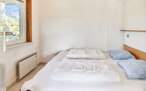 Nalin - 500M from the Sea: Muur, Slaapkamer, Hout, Bed, Interieur Ontwerp, Plafond, Laken, Verdieping, Flooring, Bedding