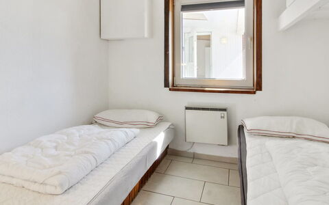 Nalin - 500M from the Sea: Bed, Slaapkamer, Muur, Verdieping, Laken, Flooring, Bedding, Interieur Ontwerp, Plafond, Bed Frame