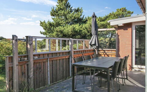 Nalin - 500M from the Sea: Hout, Meubilair, Buitenmeubels, Tafel, Buitentafel, Stoel, Veranda, Hardwood, Keuken En Eettafel, Schaduw