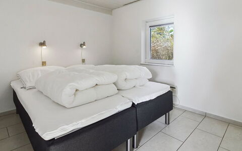 Nalin - 500M from the Sea: Slaapkamer, Bed, Bedding, Laken, Plafond, Interieur Ontwerp, Bed Frame, Meubilair, Huis, Kamer