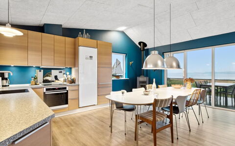 Berta - 70M to the Fjord: Plafond, Flooring, Interieur Ontwerp, Verdieping, Samengesteld Materiaal, Meubilair, Toevlucht, Hotel, Ontwerp, Daylighting