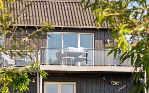 Berta - 70M to the Fjord: Huis, Samengesteld Materiaal, Veranda, Balkon, Dek, Landgoed, Stoel, Siding, Hardwood, Schaduw
