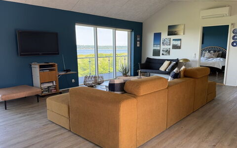 Berta - 70M to the Fjord: Meubilair, Flooring, Hout, Interieur Ontwerp, Verdieping, Bankstel, Woonkamer, Appartement, Kamer, Plafond