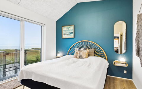 Berta - 70M to the Fjord: Slaapkamer, Bed, Flooring, Verdieping, Bedding, Interieur Ontwerp, Hout, Meubilair, Laken, Linens