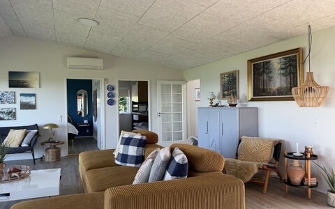 Berta - 70M to the Fjord: Meubilair, Interieur Ontwerp, Plafond, Flooring, Hout, Bankstel, Verdieping, Woonkamer, Kamer, Plafondventilator