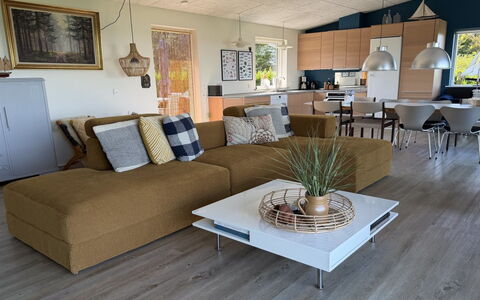 Berta - 70M to the Fjord: Meubilair, Interieur Ontwerp, Bankstel, Flooring, Verdieping, Hout, Woonkamer, Houten Vloer, Tafel, Stoel