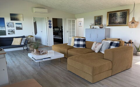 Berta - 70M to the Fjord: Meubilair, Bankstel, Interieur Ontwerp, Flooring, Verdieping, Woonkamer, Hout, Appartement, Kamer