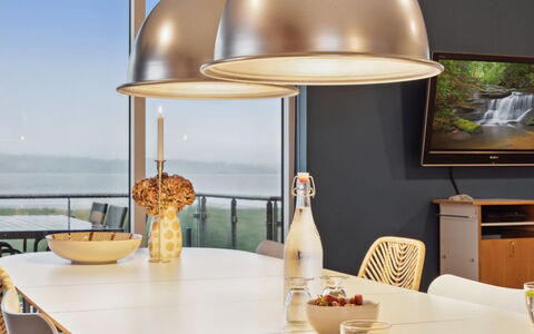 Berta - 70M to the Fjord: Interieur Ontwerp, Meubilair, Lichte Inrichting, Plafond, Lampekap, Kroonluchter, Lamp, Kamerplant, Natuurlijk Materiaal, Woonkamer